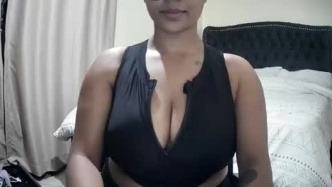 Luna likes cappuccino online show from October 2025 07:03:02 PM