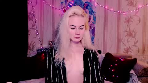Snapshot of carinfox chatting on June 2026 06:27:01 PM Carin online show from June 2026 06:27:01 PM