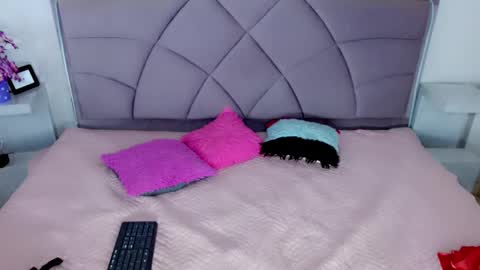 Carolaine01 online show from October 2025 08:32:01 PM