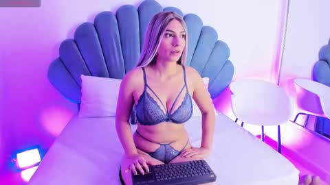 Carolain online show from October 2025 12:14:02 PM