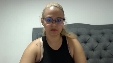 carolay02 online show from November 2025 01:48:02 AM