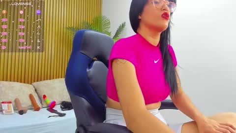 Snapshot of caroline_00403_ chatting on September 2025 07:08:02 PM c a r o l i n e online show from September 2025 07:08:02 PM