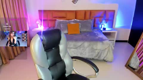 catti_brie_ online show from November 2025 11:40:02 AM