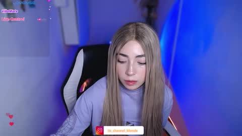 channel_blonde_a online show from November 2025 07:49:02 PM