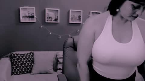 Snapshot of chantallovely chatting on December 2024 01:47:01 AM The Queen online show from December 2024 01:47:01 AM