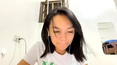 Snapshot of charamaracle chatting on April 2026 12:05:02 PM Elly online show from April 2026 12:05:02 PM