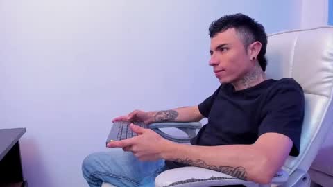 Snapshot of charlie_foxie chatting on April 2026 02:17:01 AM charlie_foxie online show from April 2026 02:17:01 AM