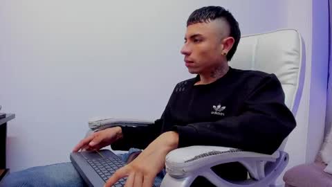 Snapshot of charlie_foxie chatting on April 2026 02:18:01 AM charlie_foxie online show from April 2026 02:18:01 AM