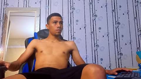 Snapshot of charlies_fox chatting on April 2026 07:22:01 PM charlies_fox online show from April 2026 07:22:01 PM