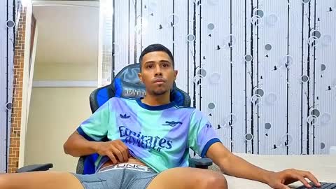 Snapshot of charlies_fox chatting on April 2026 04:15:02 PM charlies_fox online show from April 2026 04:15:02 PM