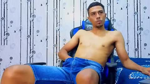 Snapshot of charlies_fox chatting on April 2026 07:25:02 PM charlies_fox online show from April 2026 07:25:02 PM