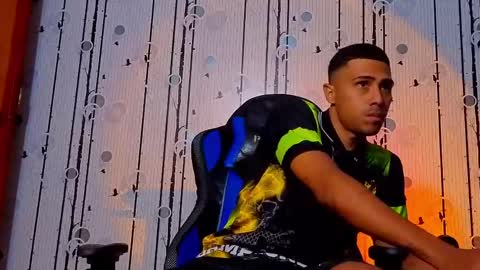 Snapshot of charlies_fox chatting on April 2026 03:50:01 PM charlies_fox online show from April 2026 03:50:01 PM