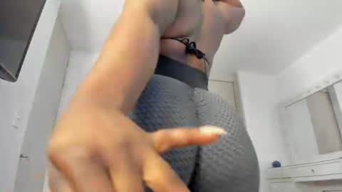 Snapshot of charlotte_tiller chatting on June 2026 06:02:01 AM Yuli online show from June 2026 06:02:01 AM