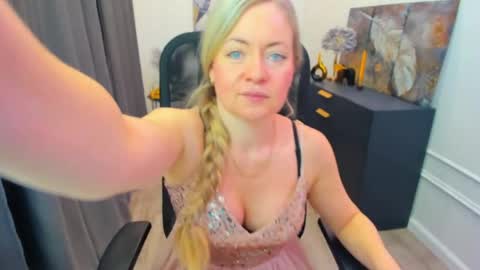 Snapshot of charlottekerti chatting on April 2026 11:59:01 AM Charlotte online show from April 2026 11:59:01 AM