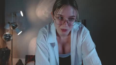 Snapshot of charming_beauty chatting on April 2026 01:42:01 AM Michelle online show from April 2026 01:42:01 AM