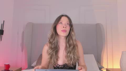 Chloe online show from October 2025 01:17:01 PM