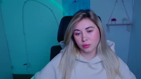 Chloe online show from November 2025 06:17:02 AM