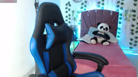 Snapshot of chloe_laurent03 chatting on October 2025 08:31:01 PM CHLOE online show from October 2025 08:31:01 PM