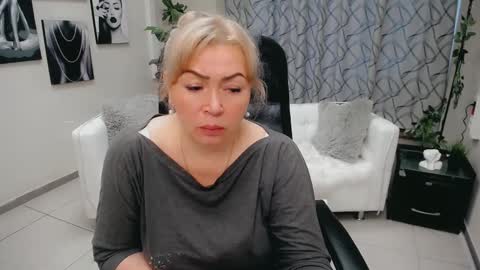 Chloe online show from October 2025 05:42:02 AM