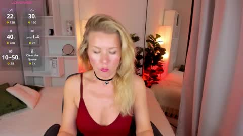 Snapshot of chloeblurr chatting on May 2026 06:35:02 PM Julia online show from May 2026 06:35:02 PM