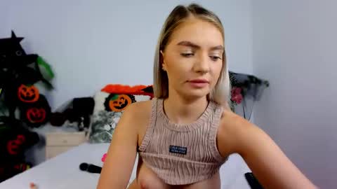 Chloe online show from October 2025 05:02:02 AM