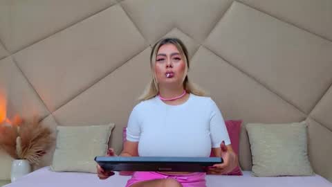 Chloe Vee online show from October 2025 06:26:01 AM