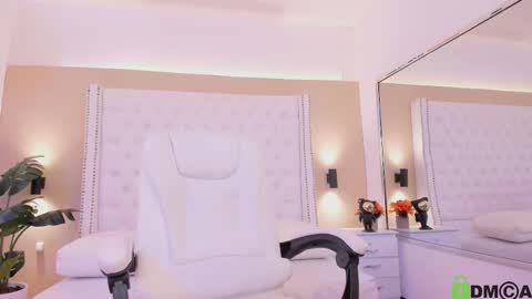 chlowe online show from December 2025 04:18:02 AM