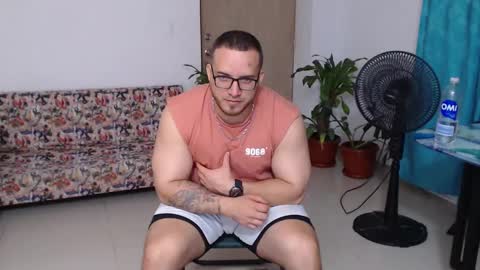 Snapshot of chris_huntter chatting on September 2025 12:01:02 AM chris_huntter online show from September 2025 12:01:02 AM