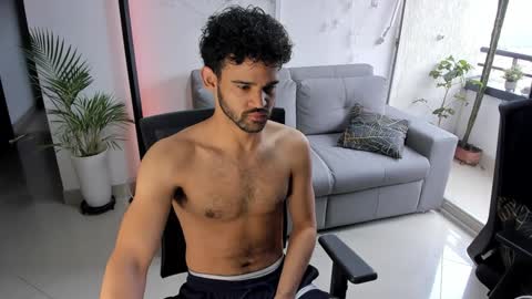 Im Chirs IM MODEL INDEPENDT online show from February 2025 03:31:01 PM