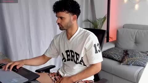 Im Chirs IM MODEL INDEPENDT online show from February 2025 02:14:02 PM