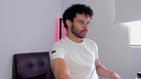 Im Chirs IM MODEL INDEPENDT online show from September 2025 04:07:02 PM