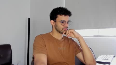 Im Chirs IM MODEL INDEPENDT online show from October 2025 02:40:01 PM