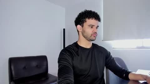 Im Chirs IM MODEL INDEPENDT online show from October 2025 03:44:01 PM