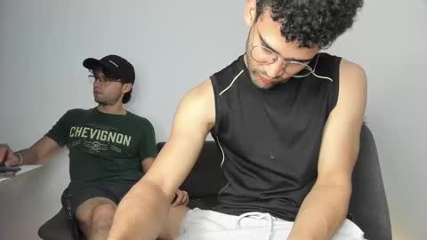 Im Chirs IM MODEL INDEPENDT online show from November 2025 03:39:01 AM