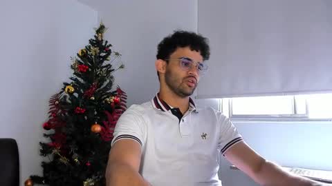 Im Chirs IM MODEL INDEPENDT online show from December 2025 08:04:02 PM