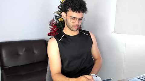 Im Chirs IM MODEL INDEPENDT online show from December 2025 03:54:02 PM