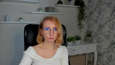 Snapshot of cinderellamoon chatting on February 2026 06:31:02 AM Cinderella online show from February 2026 06:31:02 AM