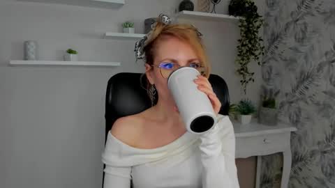 Snapshot of cinderellamoon chatting on February 2026 06:48:02 AM Cinderella online show from February 2026 06:48:02 AM