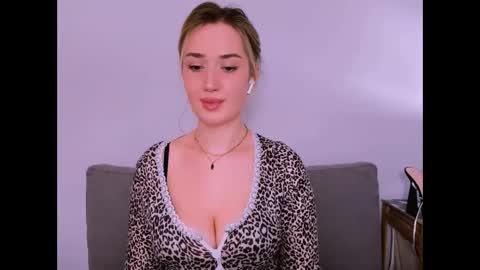 Snapshot of cindyprettywomen chatting on April 2026 05:37:01 PM cindyprettywomen online show from April 2026 05:37:01 PM