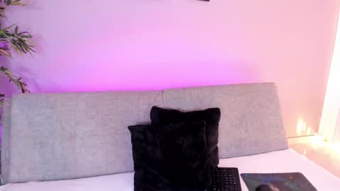 Snapshot of cinnamon_kyla chatting on January 2025 12:47:02 PM cinnamon_kyla online show from January 2025 12:47:02 PM