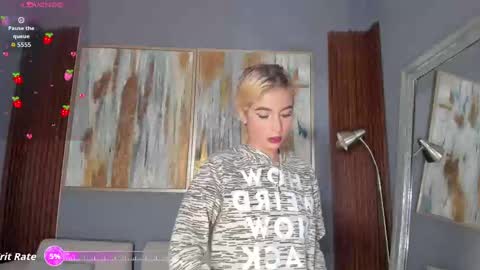 Snapshot of cinnia_ chatting on October 2025 12:02:02 PM Cintia online show from October 2025 12:02:02 PM