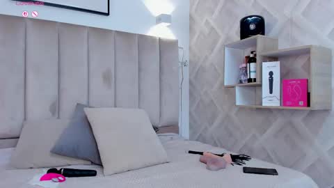 clhoe_johnson_ online show from November 2025 12:05:02 PM