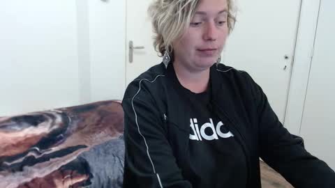 Syl  online show from November 2025 03:12:02 PM