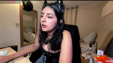 cloe small online show from October 2025 01:40:01 AM