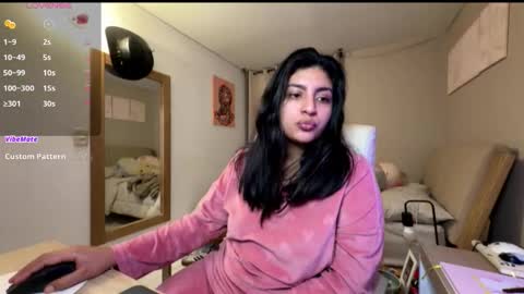 cloe small online show from November 2025 01:37:02 AM