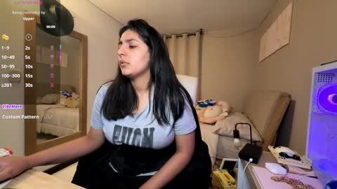 cloe small online show from November 2025 12:44:02 AM