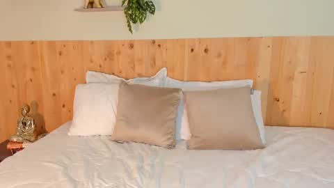 Chloe Smith online show from September 2025 08:01:02 PM