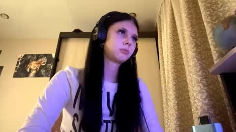 Isabella online show from November 2025 06:07:02 PM