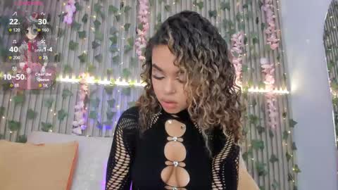 coralineross_ online show from November 2025 11:21:02 PM