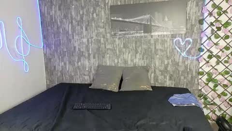 Snapshot of couple_fantasy_x chatting on June 2026 02:12:02 PM Val y Sal online show from June 2026 02:12:02 PM